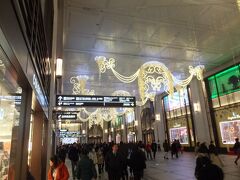 梅田駅から阪急百貨店へ。電飾がしゃれています。