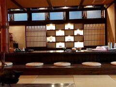 15:30　自宅出発
16:45　景勝館　漣亭（さざなみてい）到着

ここのお宿、周りに駐車スペースはありません。
宿入口の前の道に停車し荷物を降ろすと、宿の人が車を移動してくれます。
７００ｍのところにあるホテル鳳風亭が駐車場になっています。





