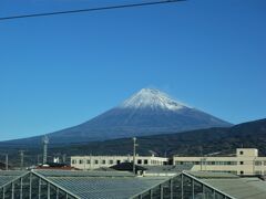 富士山を撮影するスポットは結果的にいつもこの三角屋根のハウスの在る所なのですが、何度も通って、何度もシャッターを押しているのに、具体的に此処だってポイントが覚えられません