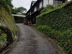 甚吉坂を上ります。見えている建物は直良信夫生家跡