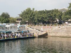 翌日、09:00。
竹江埠頭から漓江下りへ。すんごいたくさん船が停泊していて、人もたっくさん！