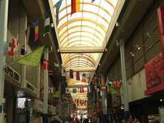 お土産を買うならここ。商店街にはお土産屋さんがいっぱい。歩くだけ、見るだけでも楽しいです。
