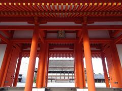 京都御所に入ってみる。

巨大な建物が次から次へと現れます。
どどーん。朱色の大きな回廊から紫宸殿が見えました。