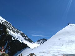 左にメンヒ（4107ｍ）、右の雪をかぶった山はユングフラウヨッホ（標高3466ｍ）。
ユングフラウヨッホの頂上からスフィンクス展望台にある天文台が頭を覗けていました。