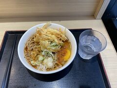 朝から何も食べていなかったので駅に併設している立ち食いそば屋で天玉そばをいただきました。