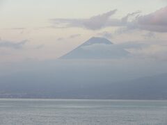 駿河湾越しに綺麗な富士山が望める戸田
富士山方面はやや雲がかかっています。

角度的に赤富士は望めず雲が薄紅色に染まる程度、それでも十分幻想的です