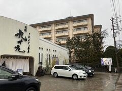 ガラスの森から車でほんの数分

じねんじょ蕎麦 九十九

駐車場はお店の目の前の他、10mほど手前に砂利敷きの駐車場もある

緊急事態宣言下で営業時間も変更になっているので、HPでご確認を
https://www.hakone-soba.com/