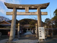 【光雲神社】

いよいよ三社目を目指します。
光雲（てるも）神社。

愛宕からは、車でやはり15分くらいでしょうか。中央区西公園の中にあります。
車は、一の鳥居をくぐったら、一方通行の道でこの鳥居のすぐそばまで上がることが出来、駐車もOKでした。