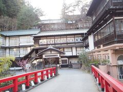 赤い欄干の橋の向こう側にあるのは旅館積善館。