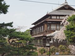 前橋の市街地に突如現れた大きな古い建物。
臨江閣という迎賓館として建てられた重要文化財だそうです。