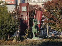 別所温泉から上田まで戻って来ました。

城下から代行バスに乗って上田駅に着いたら、駅の反対側のお城口へ出ます。

駅前広場には真田幸村の騎馬像と六文銭が装飾された時計台。
（写真は帰りに撮ったものです）


