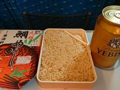 こちらでも駅弁を購入。

朝から食べています