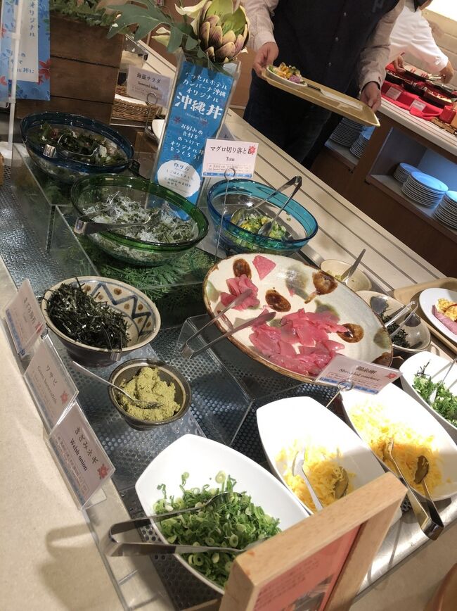 豪華です。朝からマグロのお刺身や海ぶどう。