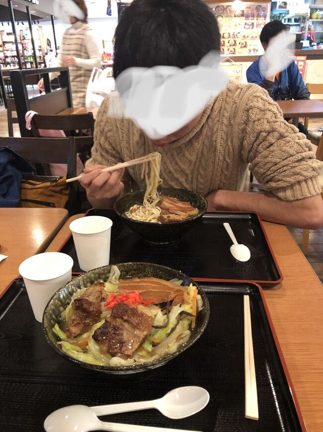 我が家の定番になりつつある小禄イオンのフードコート「亀そば」<br />こってり肉野菜てんこもりな沖縄そば。<br />オススメです。<br />