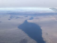 飛行機から見える景色です。何気なく撮った湖ですが、後で調べたらモハーベ湖といいコロラド川とつながっている湖でした。川の真ん中から左がネバダ州、右がアリゾナ州になるそうです。