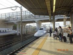 豊橋駅より新幹線に乗車します。