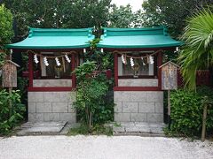 波上宮境内の仮宮2社（左が世持神社、右が浮島神社