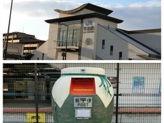 ホテルを15時頃出て、京都駅七条側の入り口を入るとJRの改札があり、ちょうど10番線（奈良線）のホームでした。15:19発の電車に乗り宇治駅へ。

ポストがお茶の形でなんともかわいらしかったです。