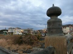 来た時と違う京阪の宇治駅を目指し宇治橋を渡りました。日が陰って寒くなってきました。