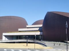 駅北口の東側に建つ文化施設「あかがねミュージアム」。展示室、ギャラリー、小ホール、カフェなどがある。