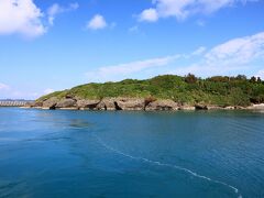 久高島は、琉球開闢（かいびゃく）の祖「アマミキヨ神」が最初に創ったとされる場所です。
島全体が神聖な土地とされ、沖縄の人々の信仰の対象となっている「祈りの島」です。