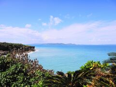 ロマンスロードは、美しい海の色を堪能できる久高島の絶景ポイント。
