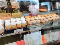 鈍行列車でいただくおやつを買いに来た。