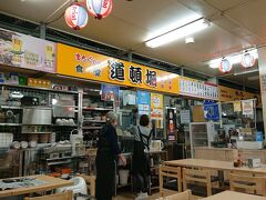 続いて「第一牧志公設市場」の２階にある飲食店「道頓堀」で軽く食事休憩。最後に沖縄の郷土料理を味わいます。