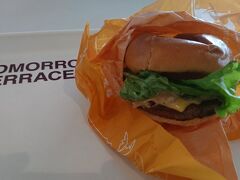 朝ご飯をたべておらず小腹が空いたので隣にあるトゥモローランドでハンバーガーをいただきました。
