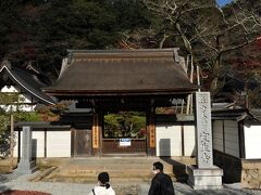 山道を車で１時間弱。宇陀松山を経由して室生寺に到着した。駐車場は門前のおもや第２駐車場が空いていた。門前は道路が狭いので注意