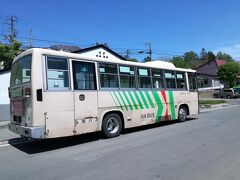 さて、ここからは、岩木山の山頂目指して8合目まで登る観光道路である「津軽岩木スカイライン」のバスに乗車します。この道路は、弘南バスが開発した道路なのですが、今ではバスで訪問する人はかなり少なく、通勤型バスが運用されています