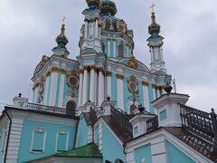 こちらが最初の目的地、聖アンドレイ教会！
明るい水色の外壁がとても可愛らしいです笑

内部は工事中で拝観できなかったのですが、階段を登って近くで見学するのは可能でした。