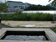 阿寒湖温泉街で足湯を提供している宿があったので、休憩していきます。