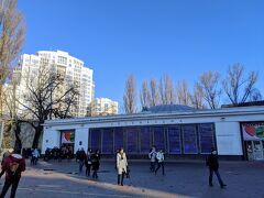 1,2日目は曇りでどんよりとした雰囲気でしたが、3日目は晴天！
今朝は中心部からやや離れたドニエプル川沿いの教会へ行きます。

こちらは教会の最寄り駅、アルセナリナ（Арсена?льна）駅。
後日知ったのですがプラットホームから地上までの深さは105.5mもあり、世界で一番深い地下鉄駅だそうです。
日本一深い都営大江戸線・六本木駅は深さ42.3mなので、約2.5倍もの深さということになります。