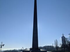 駅から10分ほど歩くと、「永遠の栄光」の名を冠する戦没者祈念公園がありました。
公園の中央には、無名戦士の記念碑が朝日を背景にそびえていました。