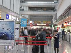 羽田空港。
ＪＡＬチェックインカウンターはそこそこ混んでいました。
