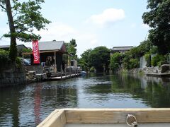 お腹も満足した所で柳川と言えば水郷柳川川下りです。乗船場に行って出発。水郷は後年、松江でも乗船しましたが、柳川が最初です。ベネチアではヴァポレットのみでゴンドラには乗ってません。いつか乗れるかなぁ～