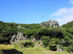 大石林山は、2016年9月にやんばる国立公園に指定されました。
沖縄建立の神「アマミキヨ」が最初に創った聖地と言われており、大石林山周辺一帯は安須杜（アシムイ）と呼ばれています。
沖縄最強のパワースポットとあります。
