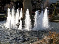 『 山下公園』にやって来ましたー。

山下公園の中心にある噴水には水がめを抱えた女神『水の守護神 』が山下公園の水の安全を守ってくださっています。