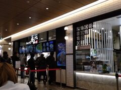 こちらです。限定フカヒレラーメン美味しそうでしたがちょっとぜいたくかなって。
子供たちは、安定の銀だこを希望だったので（夫はカツカレー）、たまたま福袋売っていたので3000円のを買い、その場で2枚使用しました。3000円で通常680円＋税？くらいのたこ焼きが7個買えて、タコ飯の素と、毎月使える割引券もあったので～
※今年は結局タリーズ福袋も買わず、これと、通りすがりに1月末になっても残っていたミスドの2000円福袋を買いました（ドーナツ20個＆娘ちゃんが喜ぶかわいいポーチとかバッグとか、私が集めてよいと自分に許可してる（？）マスキングテープとか入ってました！）