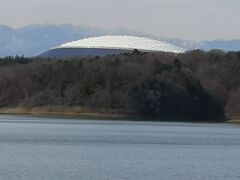 湖の奥に西武ドームが見える