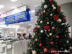 鹿児島中央駅の新幹線乗換口に、大きなクリスマスツリー（^^）。
