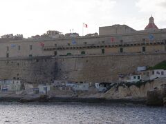 わずかな岩場に、家々が建っています。本当に住んでいるのかな？
城壁の上にはマルタ共和国の国旗がはためいています。
マルタ エクスピアレンス（The Malta Experience）です。
映像で、マルタ島の７，０００年に及ぶ歴史を紹介している施設です。
隣にある騎士団施療院と共通券があるそうです。
