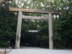 熱田神宮へ

まずは神宮を通り過ぎ、熱田蓬莱軒の神宮前店を覗いたら待ち時間60分
神宮前店で待つかちょっぴり迷ったけど、いつもの本店で順番待ちすることにしました

神宮前店も本店も、待ち時間は変わらなかったです

では１時間あるので、ゆっくり熱田神宮を散策しましょう～