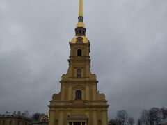 金色のとんがり帽子が印象的な「ペトロパヴロフスク聖堂」。入場料がかかるので、外から見るだけにした。
朝から小雨が降ったり止んだりだったけど、次第に風が強くなってみぞれ混じりの天気になってきて寒いので、見学は切り上げてランチに向かうことにする。