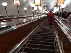 旅行５日目。
動けるまでに復活したので外出。まずは地下鉄で移動。延々と続くエスカレーターで地下深く潜ってようやくホームにたどり着くので、乗り降りには結構時間がかかる。