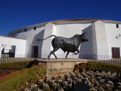 闘牛に用いる赤い布を考案したフランシスコ・ロメーロはこの街の出身でした。1785年に作られたこの闘技場は彼の孫ペドロが活躍した時代に作られました。
