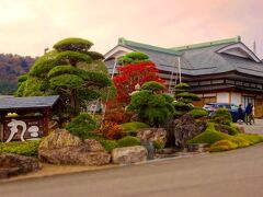 浜とくから国道14号線を西へ約20分ほどで、
「金澤翔子美術館」に到着。
「きもの乃館　丸三」の敷地内にあるので
やや、ややこしいのですが、丸三の玄関を
入ると、
