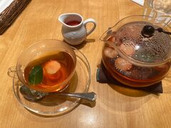 新幹線の時間までtea time 苺の季節ですね。
SIS３人が飲んでました。
私もこっちにすれば良かった。