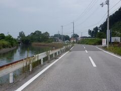 　長浜川（新川）沿いに東へ走ります。高知市内から旧春野町に入ると周囲はすっかり家が減り緑に包まれてきました。